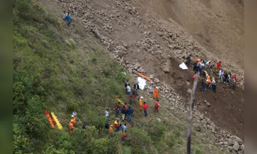 
							Deslizamento derruba ônibus em abismo e deixa mortos na Colômbia
						
						