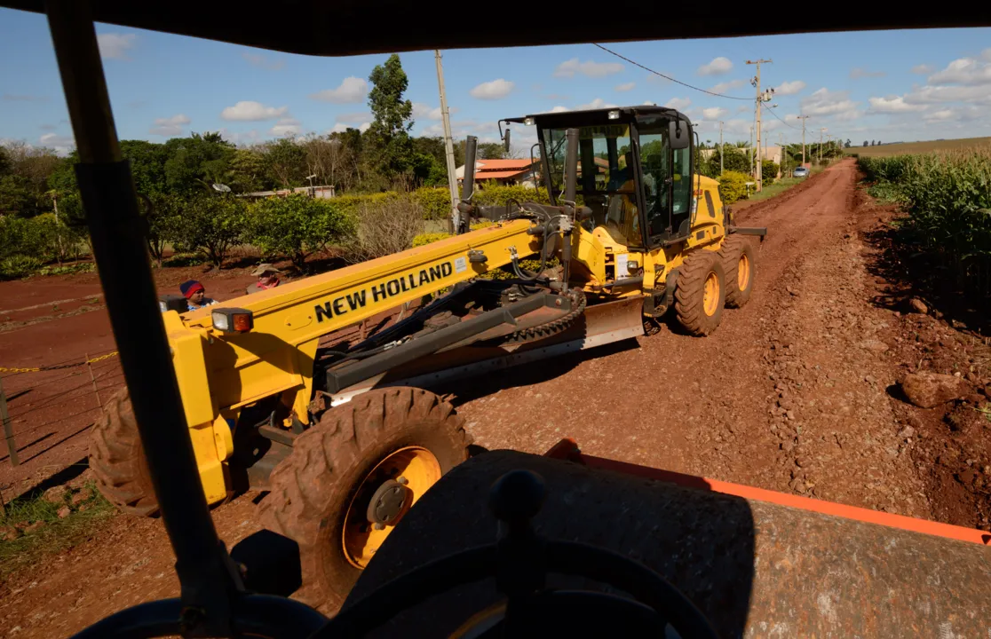 Estado licita compra de máquinas para obras em estradas rurais