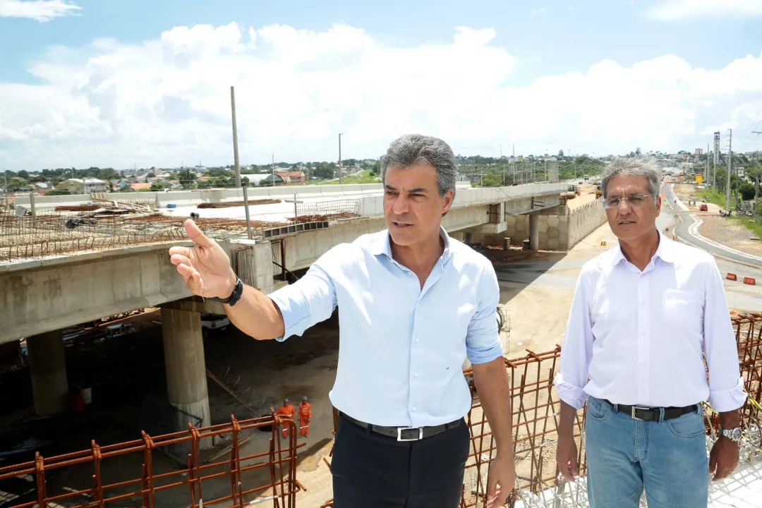 Richa vistoria maior viaduto em construção no Paraná