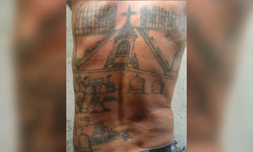 Acusado de assassinatos no Pará tatua nas costas cemitério das vítimas