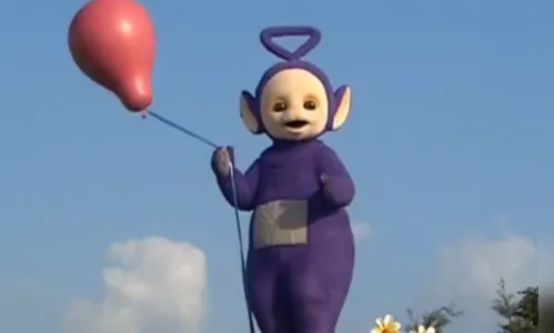 Ator que interpretava o Tinky Winky, o Teletubbie roxo, morre aos 52 anos