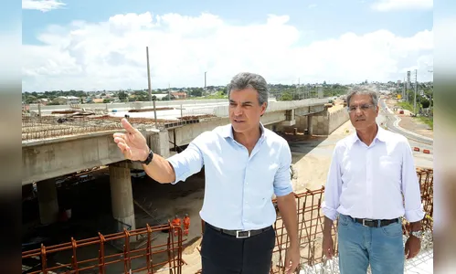 Richa vistoria maior viaduto em construção no Paraná