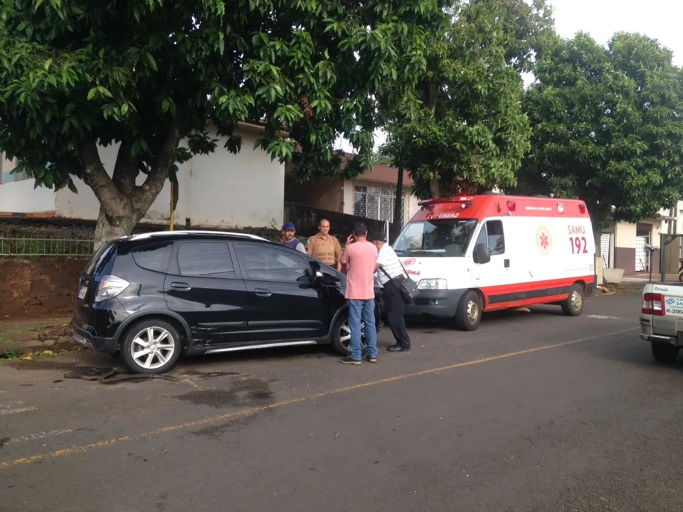 Acidente em Apucarana envolve Honda Fit e GM Corsa - Foto: TNONLINE