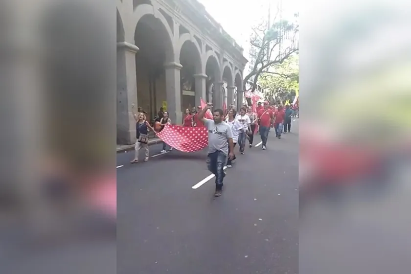 Manifestantes ovacionam Lula e são hostilizados em Porto Alegre; veja vídeo - Foto: SAULO ARAÚJO/METRÓPOLE