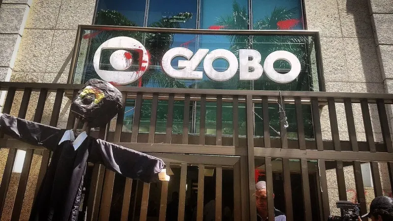 Manifestantes jogam tinta vermelha em prédio da Globo
