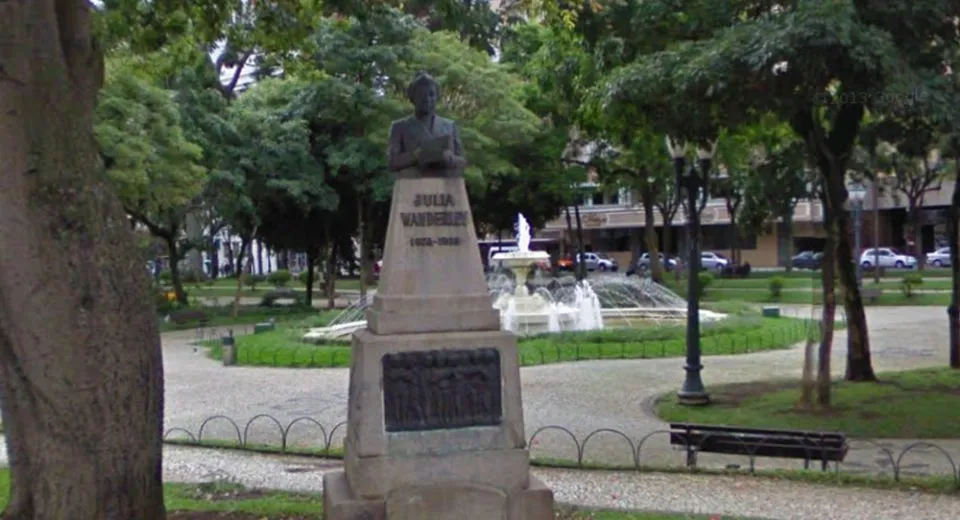 Bustos de estátuas de bronze serão retirados de praças de Curitiba - Foto: Reprodução/StreetView