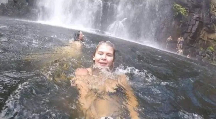 Mulher tira selfie em cachoeira e fotografa afogamento de homem atrás dela​ - Foto: Anneka Brading