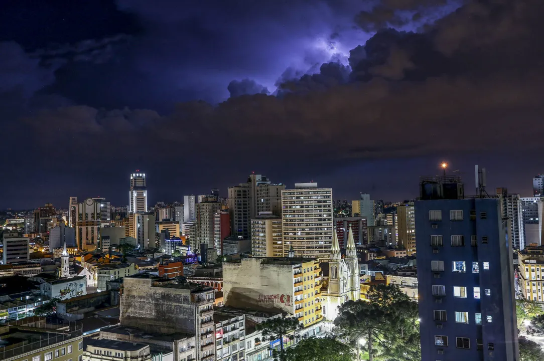 Raios durante temporal de verão à noite na região central de Curitiba - Curitiba, 18/02/2017 - Foto: Daniel Castellano / SMCS