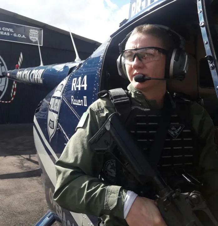 Policial de 33 anos é a 1ª mulher a integrar equipe de operações aéreas no Paraná