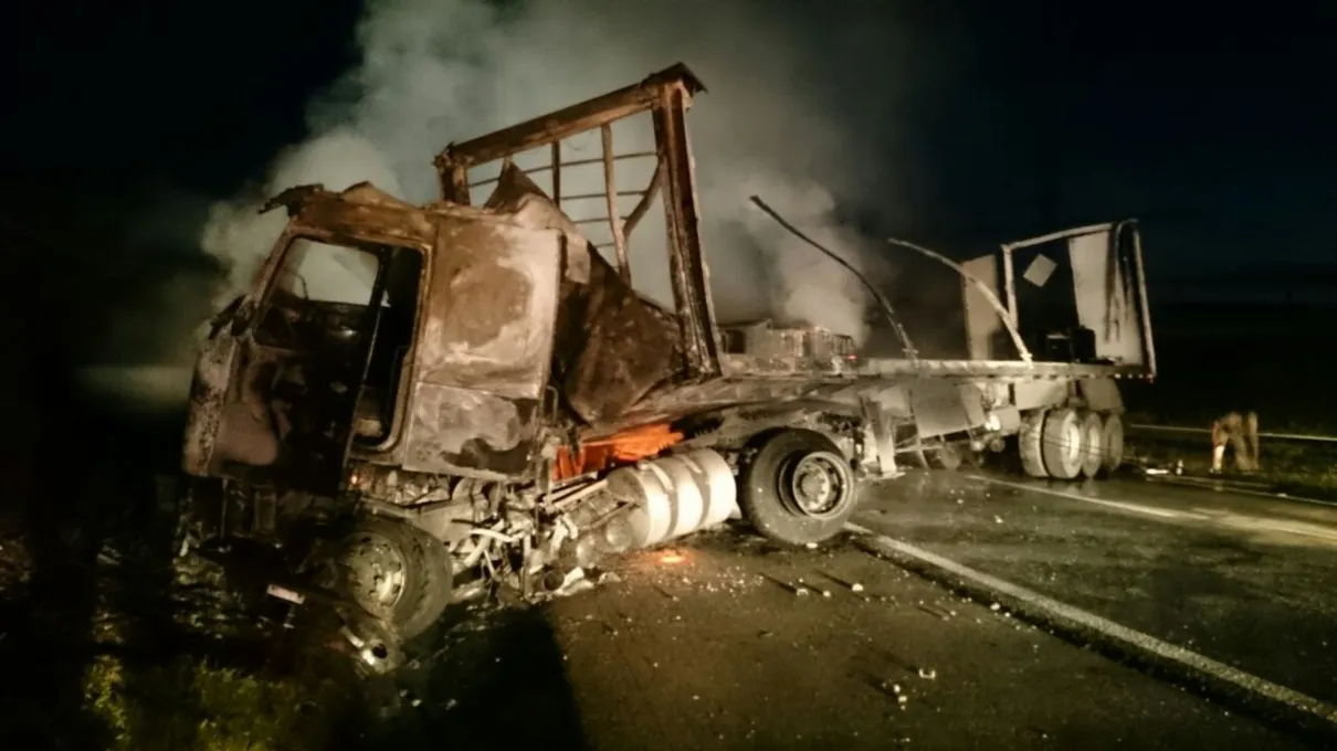 O caminhão e a carga de baterias foram destruídos pelas chamas - Foto: Divulgação/PRF