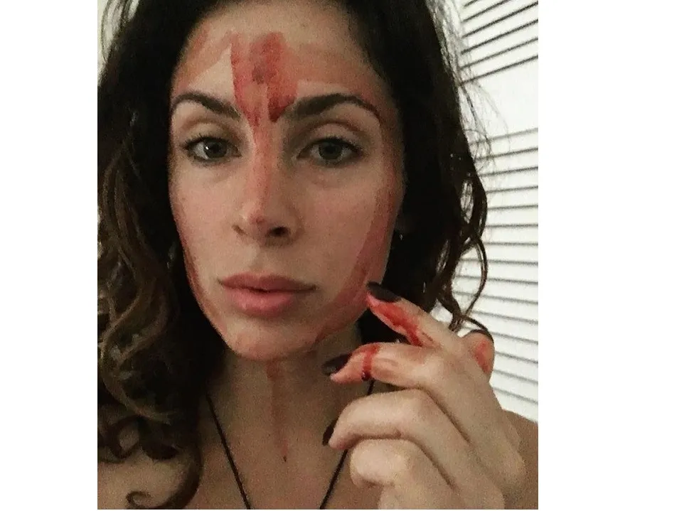 Mulher gera polêmica ao postar foto com sangue menstrual no rosto