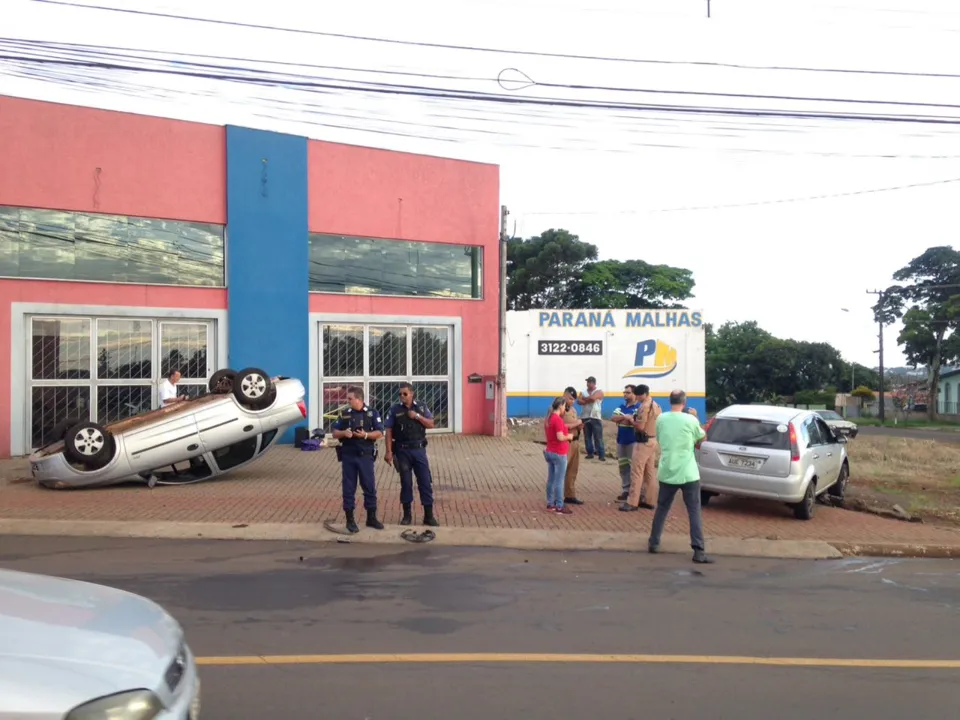 Carros colidem e veículo capota perto da Rodoviária de Apucarana - Foto  Reprodução Whatsapp