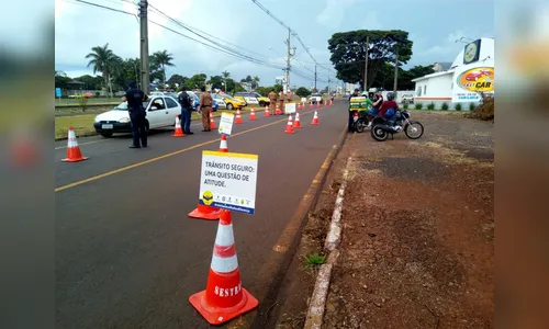 Blitz educativa orienta motociclistas em Arapongas