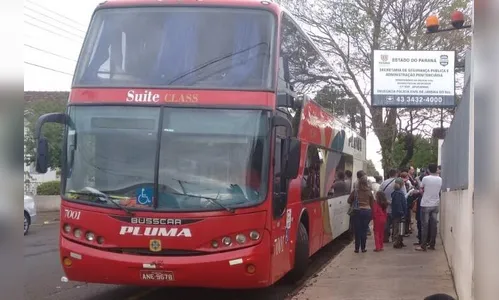 Bandidos param ônibus de turismo a tiros durante assalto na PR-444