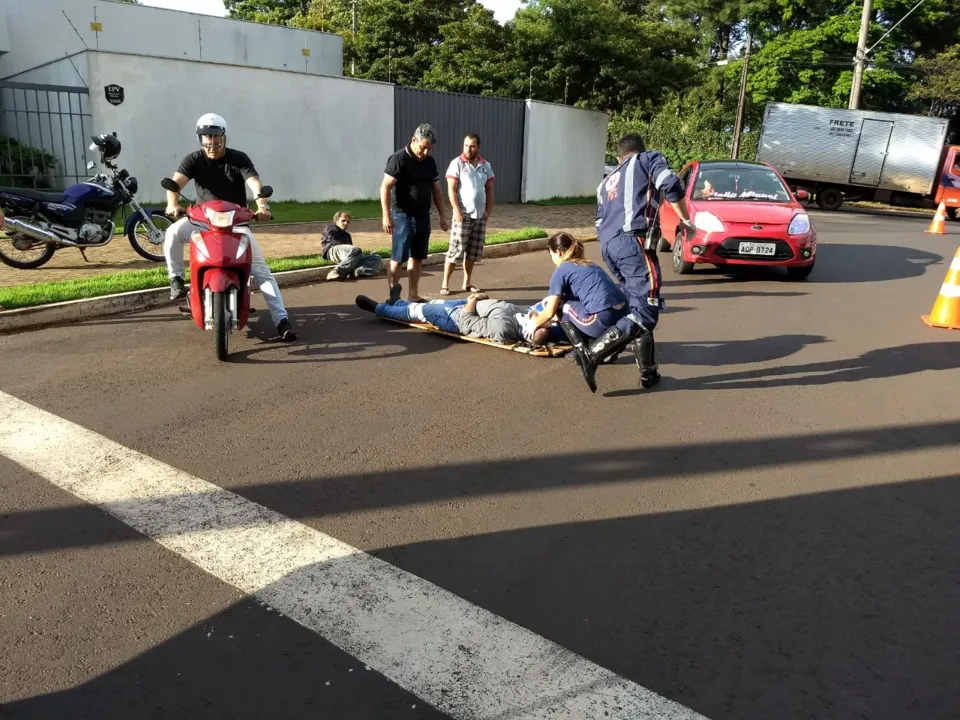 Motociclista e pedestre ficaram feridos após acidente. Foto: TNOnline