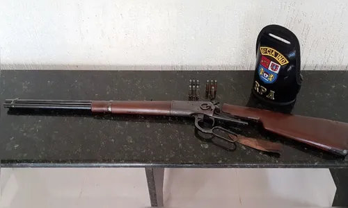 Mulher golpeia marido com espingarda porque não sabe atirar, diz PM