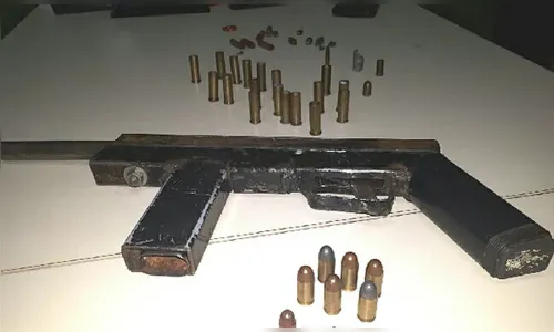 PM descobre que usuário de tornozeleira fabricava armas em casa 