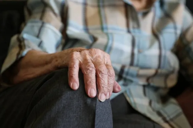 Avó inglesa com mais de 150 netos morre aos 98 anos