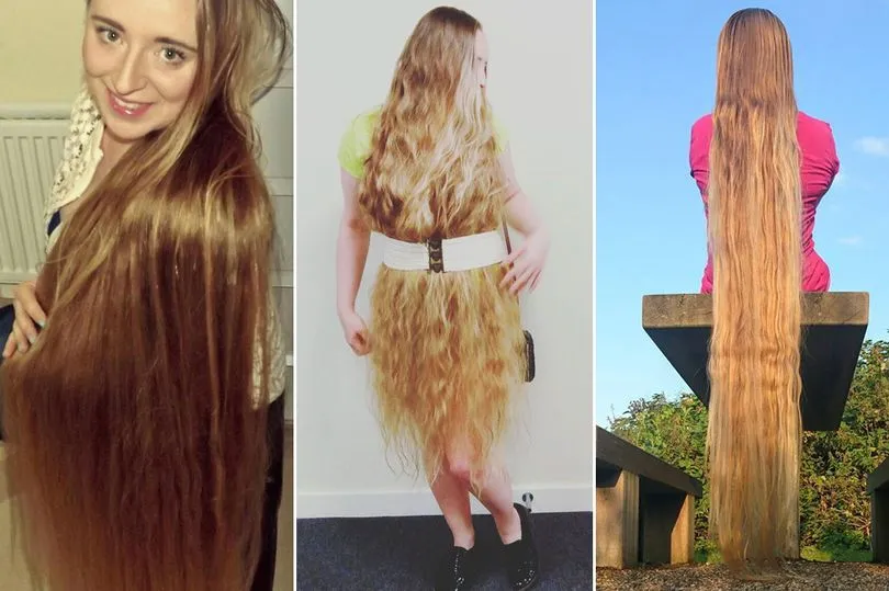 Mulher consegue até “se vestir” com os cabelos de tão longos que são - Foto: Reprodução/Daily Mirror