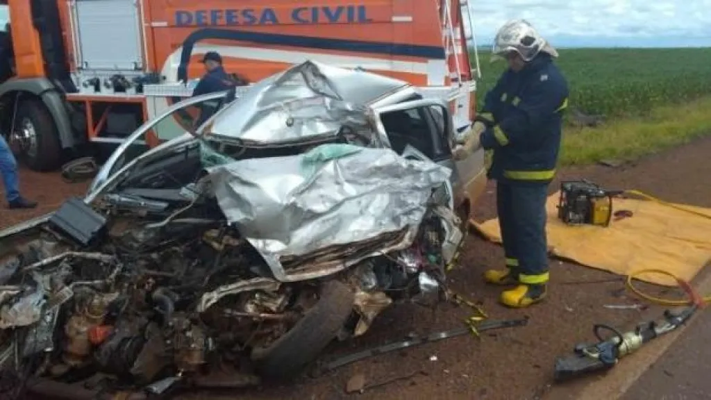 O carro da enfermeira foi destruído na colisão com a carreta:  vítima ficou presa às ferragens e não resistiu aos ferimentos (Foto: Carlos Corujinha)