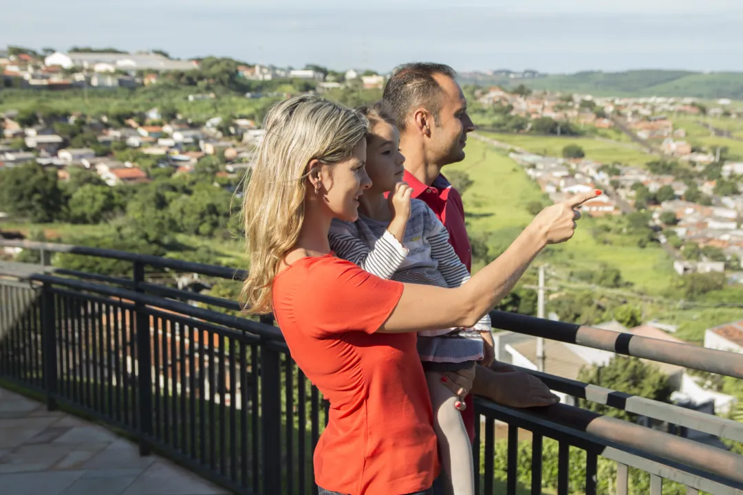 Thayza Souza Vitorino, de Goiás, e o esposo Elton Vitorino e a filha Hyzadora apreciam a paisagem próxima à sua casa  - TN Online