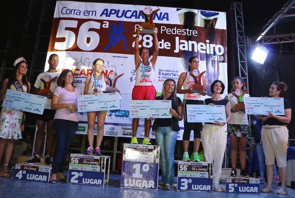 A atleta Lourdes Maria de Jesus Oliveira, 60 anos, da equipe Pé Vermelho (ao centro), foi a melhor apucaranense classificada na prova de 10 Km. No geral, ela ficou em 19º lugar |  Foto: Divulgação