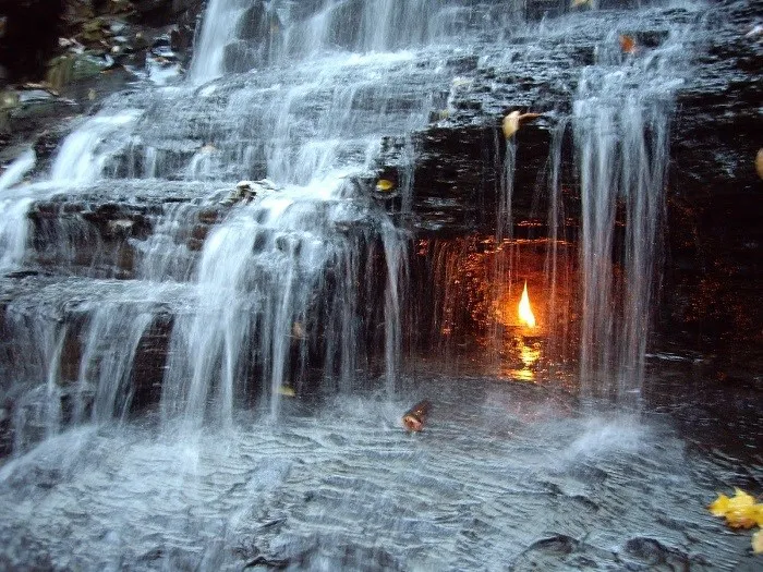 Conheça a cachoeira da chama eterna