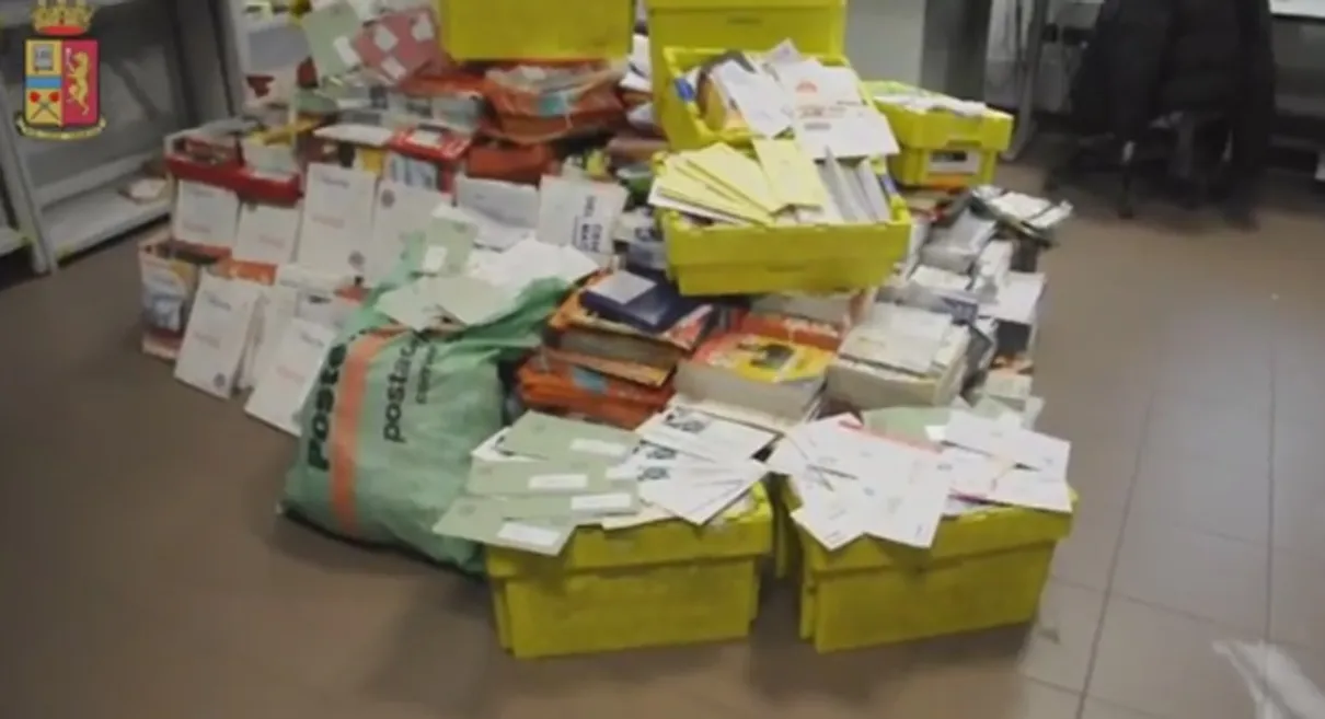 Carteiro é preso por guardar 500 kg de cartas jamais entregues na Itália (Foto: Polizia di Stato/Reprodução