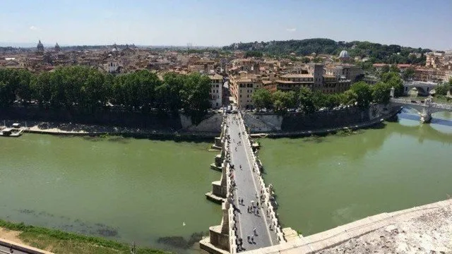 O Rio Tibre, em Roma, próximo ao Castelo Sant'Angelo Foto: Breno Salvado