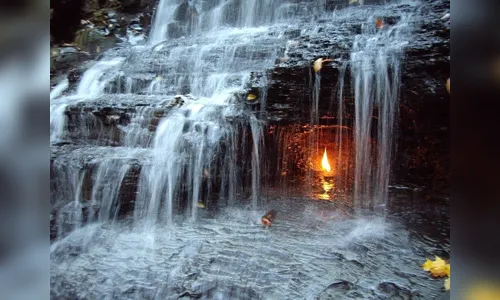 Conheça a cachoeira da chama eterna 