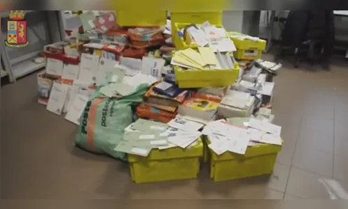 Carteiro é preso por guardar 500 kg de cartas nunca entregues na Itália