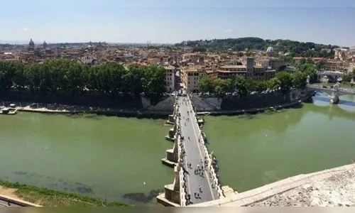 Turista brasileiro em lua de mel morre ao cair em rio de Roma