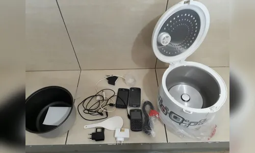 Polícia encontra celulares escondidos em panela elétrica que seria entregue a preso