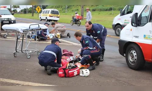 Casal fica ferido após acidente entre carro e moto na BR-376