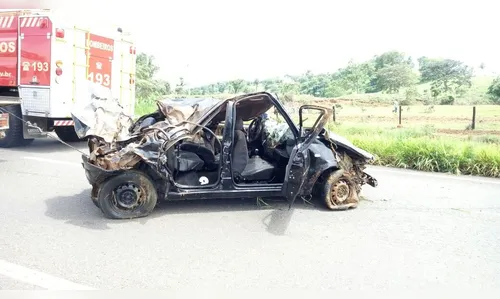 Jovem fica preso em carro com corpos por dois dias após acidente