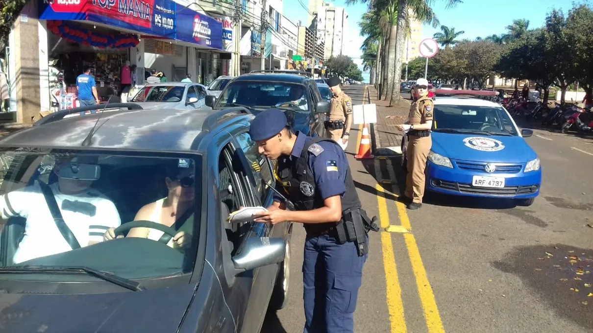 Guarda Municipal e Polícia Militar orientam motoristas no centro da cidade