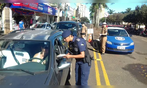 Guarda Municipal e Polícia Militar orientam motoristas no centro da cidade  
