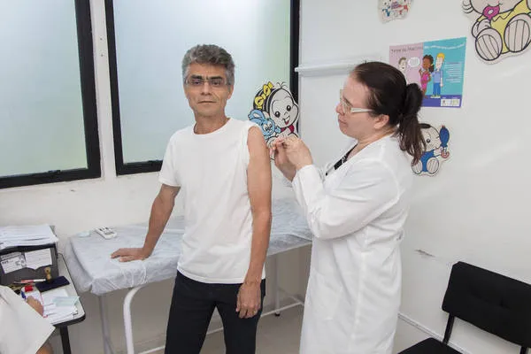 Professor Donizete Balthazar Carvalho procurou ontem pela vacina em Apucarana | Foto: TNOnline