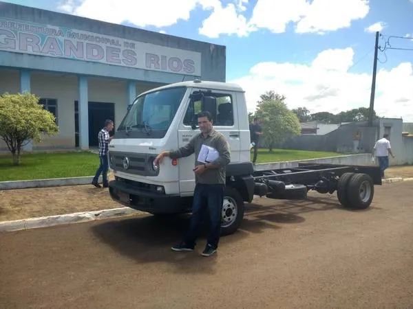 Prefeito Toninho Santiago mostra caminhão novo | Foto: Divulgação