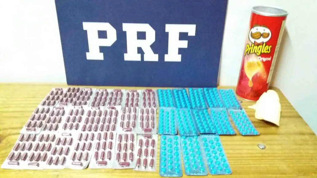 Agentes da PRF apreenderam remédios contrabandeados do Paraguai escondidos em embalagem de batatas fritas - Foto: Divulgação/PRF
