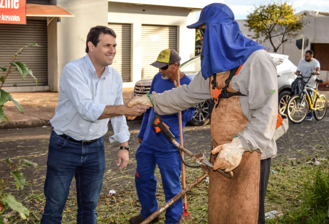 Prefeito acompanha serviços de roçagem, tapa-buracos e trânsito