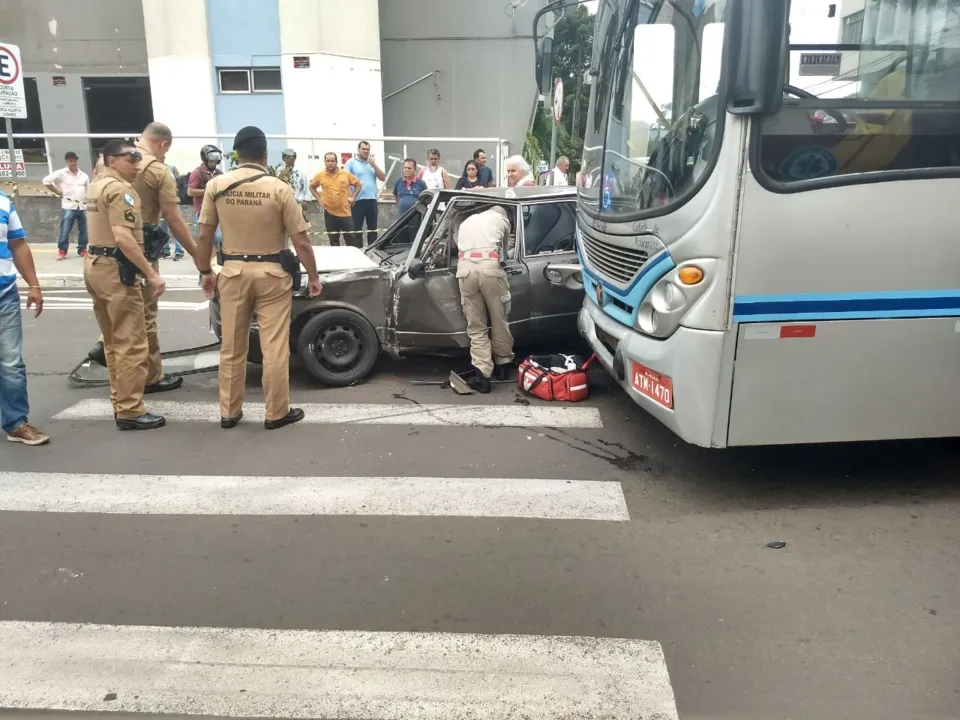 Acidente no centro deixa motorista ferido, bloqueia avenida e mobiliza Bombeiros - Foto: Reprodução/Whatsapp