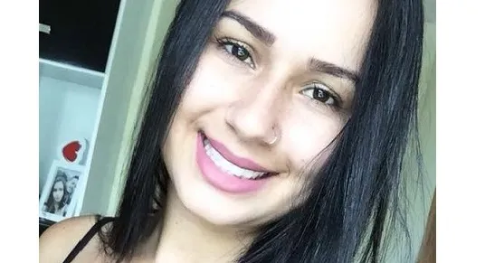 Camila Oliveira, de 22 anos, estava no banco de trás de um dos carros e não resistiu aos ferimentos - Foto - Reprodução Facebook