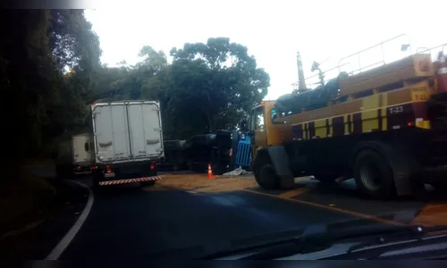
							Mais um caminhão tomba e pega fogo na Serra do Cadeado
						
						