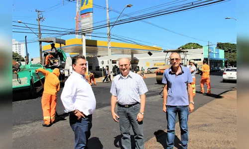 Prefeito vistoria obra de recapeamento da Avenida Arapongas