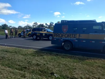 Ocorreu troca de tiros entre os integrantes da quadrilha e os vigilantes dos carros-fortes - Foto: Divulgação/PRF