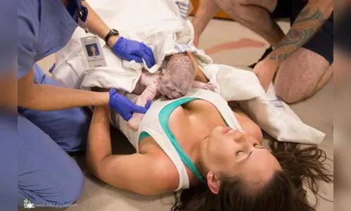 
							Mulher dá à luz em corredor de hospital em parto 'relâmpago'; veja vídeo e fotos
						
						