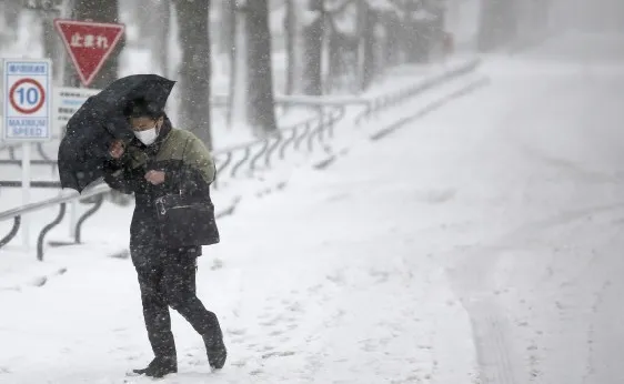 Nevasca deixa 1.200 carros atolados e mata 1 motorista no Japão - Foto: Eugene Oshiko/AP