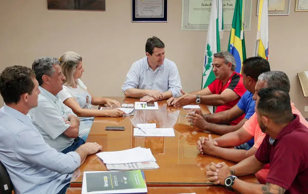 O prefeito em exercício de Apucarana, Junior da Femac, esteve reunindo nesta quarta-feira com os diretores da Portuguesa - Foto: Divulgação