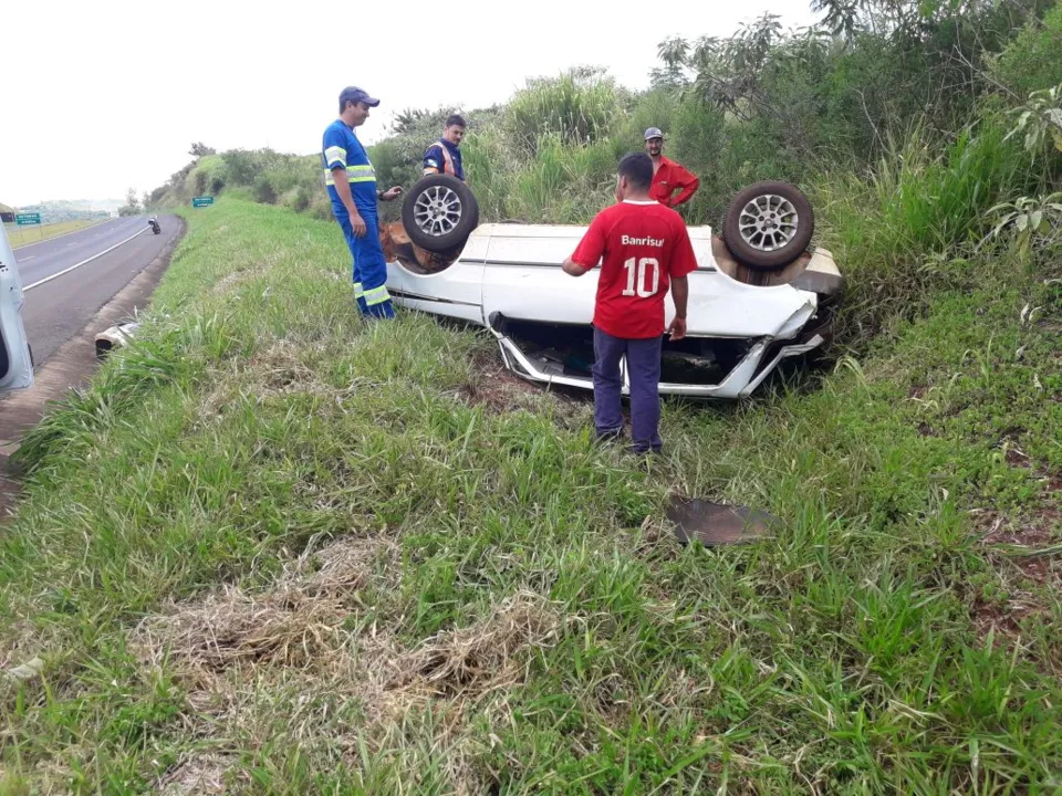 Carro fica com as rodas para o ar após acidente em Mandaguari​ - Foto - Portal do Tossinha